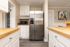 Fridge, microwave, oven, stovetop - Beachwalk #4, 8 minute walk to the beach (Virginia Beach)