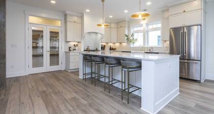 Bayberry House Luxury, Modern, Steps to the Beach