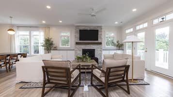 Televisión, chimenea y oficina