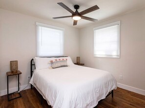 3 bedrooms, iron/ironing board, travel cot, WiFi - Beach Vibe with Hot tub! 10 min walk to the Beach! Amazing Backyard! (Virginia Beach)