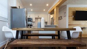 Dining - Beach Vibe with Hot tub! 10 min walk to the Beach! Amazing Backyard! (Virginia Beach)