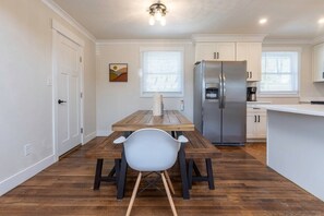 Dining - Beach Vibe with Hot tub! 10 min walk to the Beach! Amazing Backyard! (Virginia Beach)