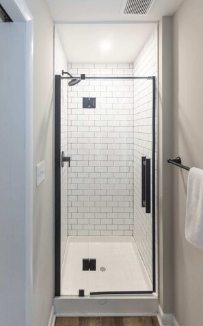 Badewanne, Haartrockner, Handtücher