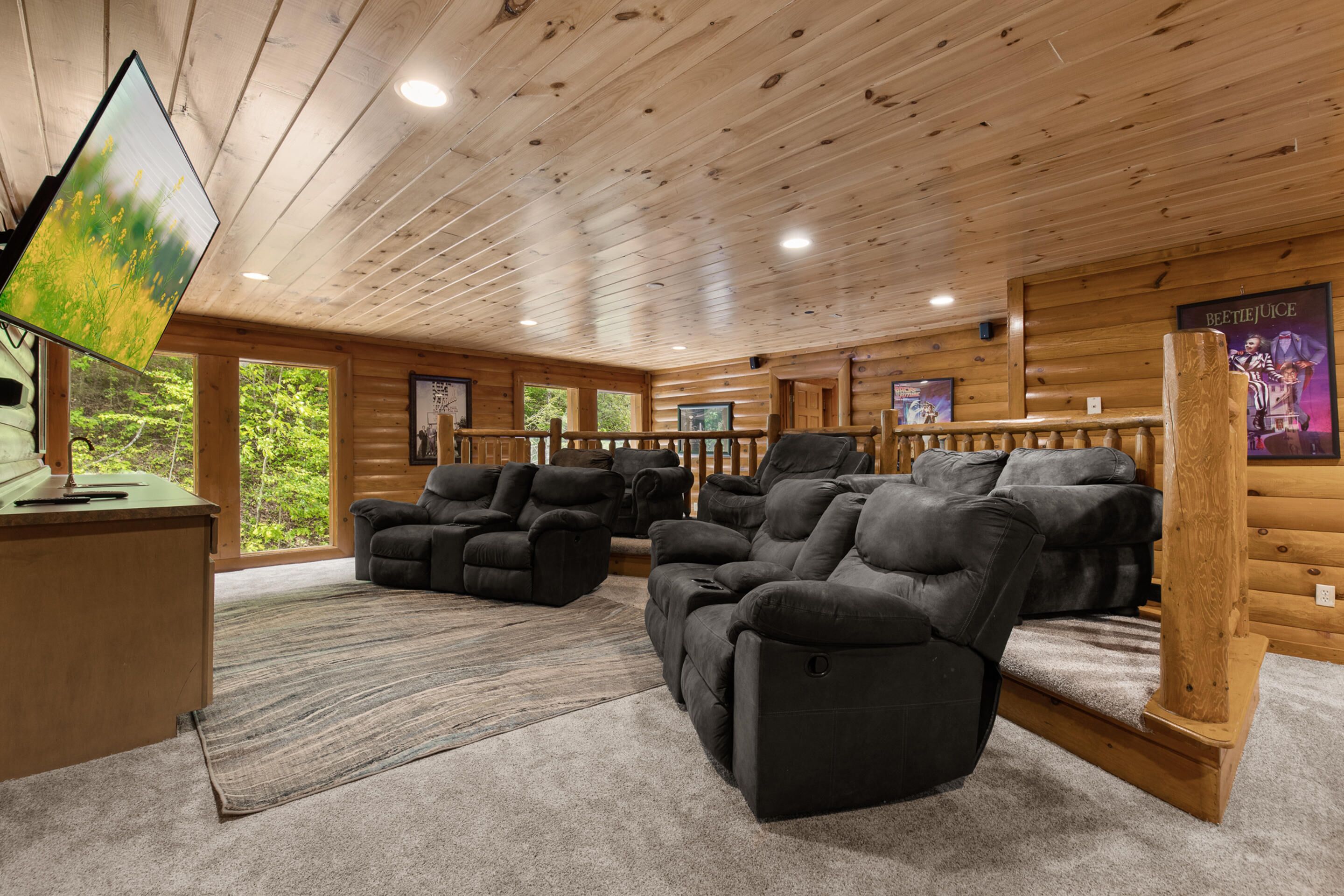 Mountain Cinema Lodge | Hot Tub, Pool Table!