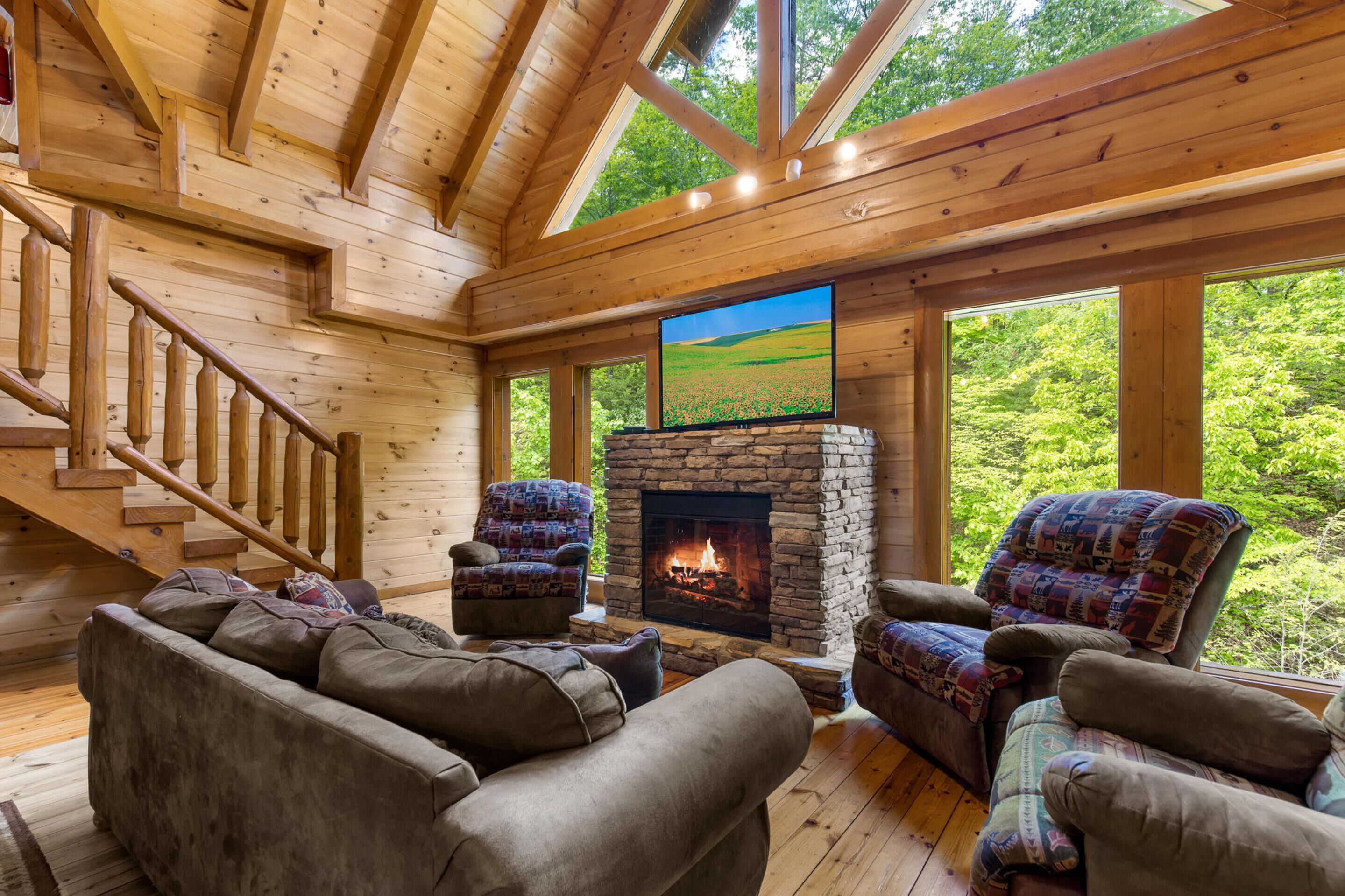 Mountain Cinema Lodge | Hot Tub, Pool Table!