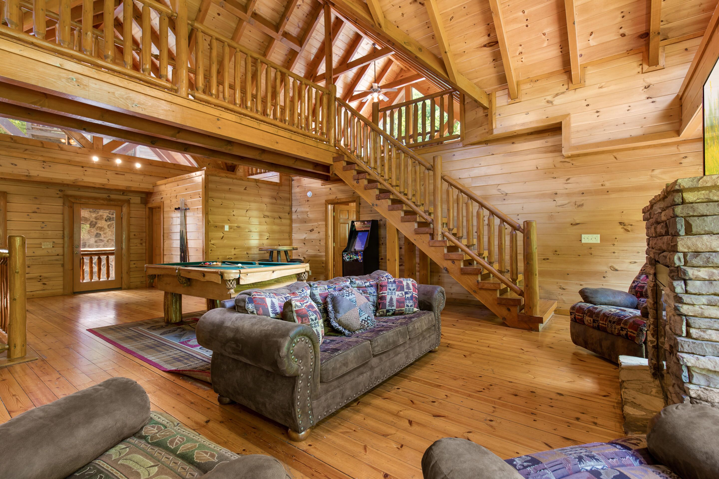 Mountain Cinema Lodge | Hot Tub, Pool Table!