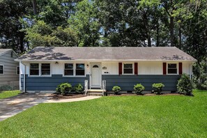 A single-story house with a front porch, a small front yard, and a mailbox. - Relaxation and Rejuvenation! (Virginia Beach)