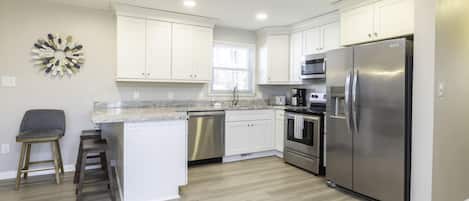 Refrigerador, microondas, horno y parrilla de estufa