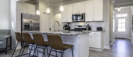 冷蔵庫、電子レンジ、オーブン、コンロ