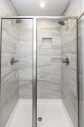 Badewanne, Haartrockner, Handtücher