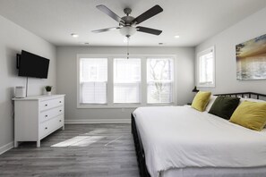 4 bedrooms, iron/ironing board, travel cot, WiFi - Perfect Escape with Ocean Breeze! (Virginia Beach)