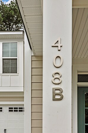 Home at 408B features a convenient garage and entrance.