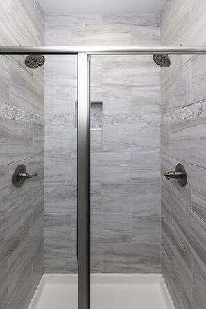 Badewanne, Haartrockner, Handtücher