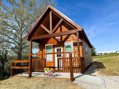 外観. Cabin on Dairy Farm - Near Ark - Feed Grain to Calves and Goats