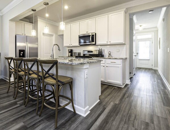 冷蔵庫、電子レンジ、オーブン、コンロ