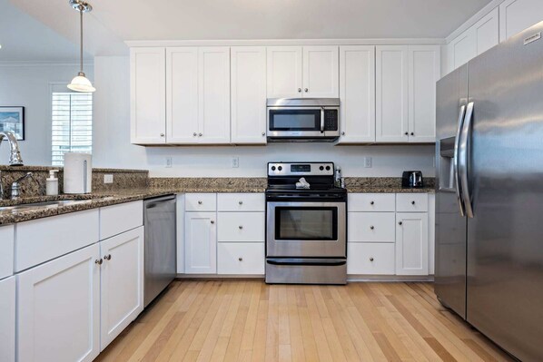 Refrigerador, microondas, horno y parrilla de estufa 