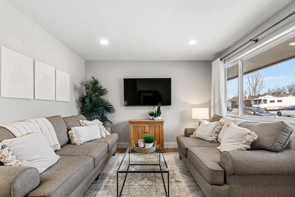 Stylish 3 BR, 15 min to downtown, huge backyard!