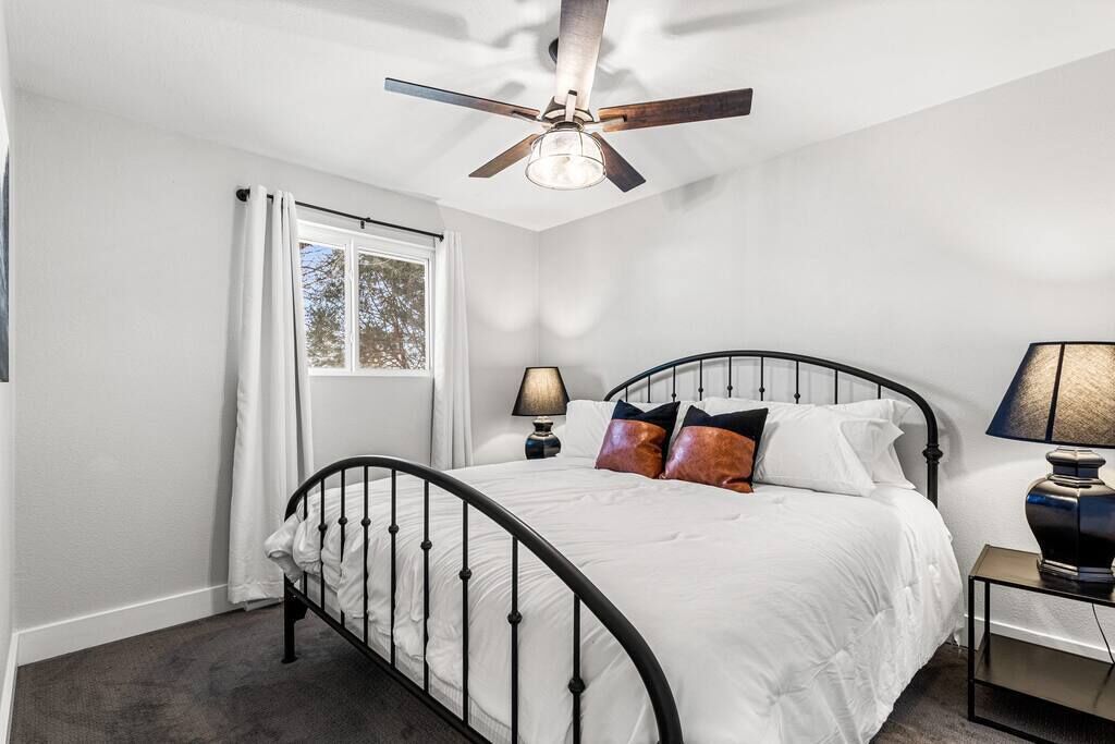 Stylish 3 BR, 15 min to downtown, huge backyard!