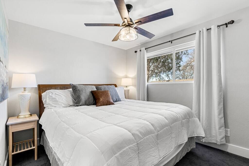 Stylish 3 BR, 15 min to downtown, huge backyard!