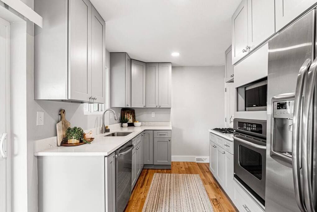 Stylish 3 BR, 15 min to downtown, huge backyard!