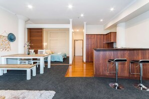 家庭公寓 | 起居区 | 65-英寸纯平电视 （配备数码频道）、电视