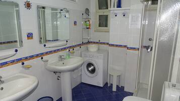 Douche, sĂšche-cheveux, bidet, serviettes fournies