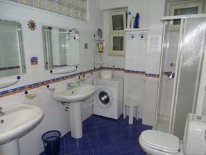Douche, sèche-cheveux, bidet, serviettes fournies
