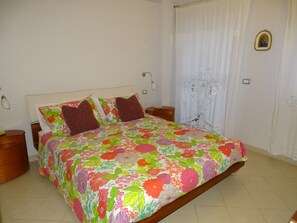 2 bedrooms, in-room safe, desk, iron/ironing board