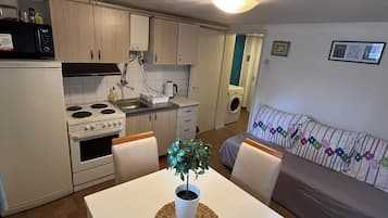 Apartament estàndard | Cuina privada | Frigorífic gran, forn, placa de cuina i bullidora elèctrica