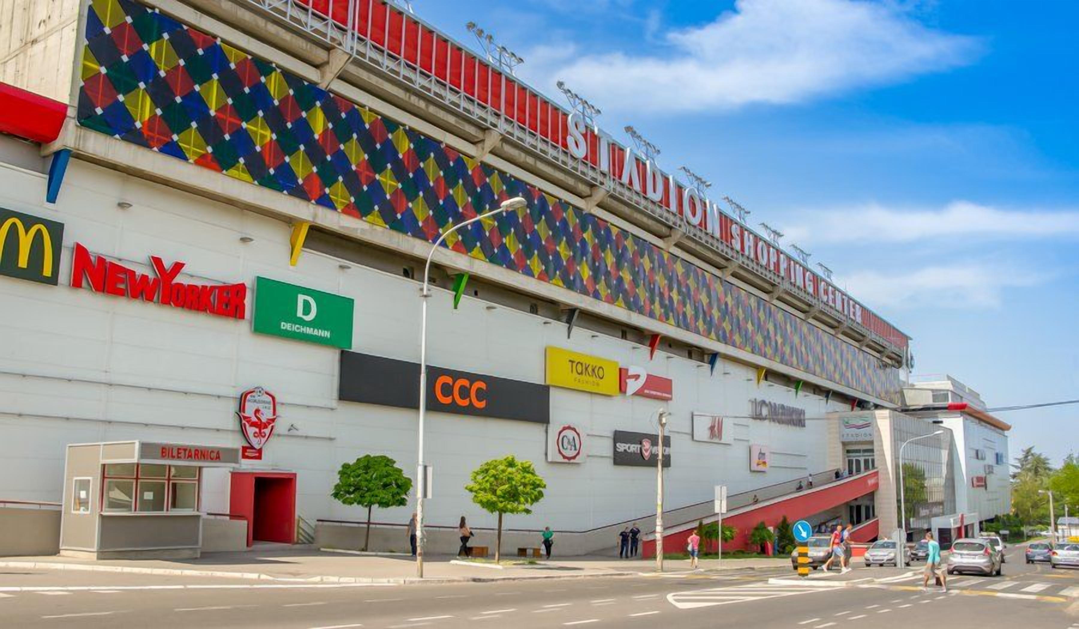 Uno stadio con diversi cartelloni pubblicitari, tra cui McDonald's, New Yorker e CCC.
