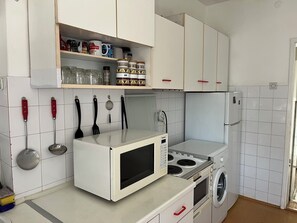 Apartment 3 | Private kitchen | Full-sized fridge, oven, stovetop, electric kettle - İstanbul Apartment (Belgrade)
