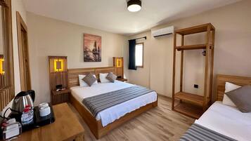 Quarto triplo | Cofres nos quartos, quartos à prova de som, Wi-Fi de cortesia