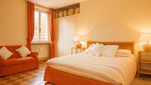 A hotel room with a bed, a sofa, a window with curtains, and a lamp. - Ivy house  (Milan)