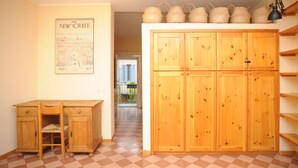 A room with a wooden desk, a large wardrobe, and a poster on the wall. - Ivy house  (Milan)