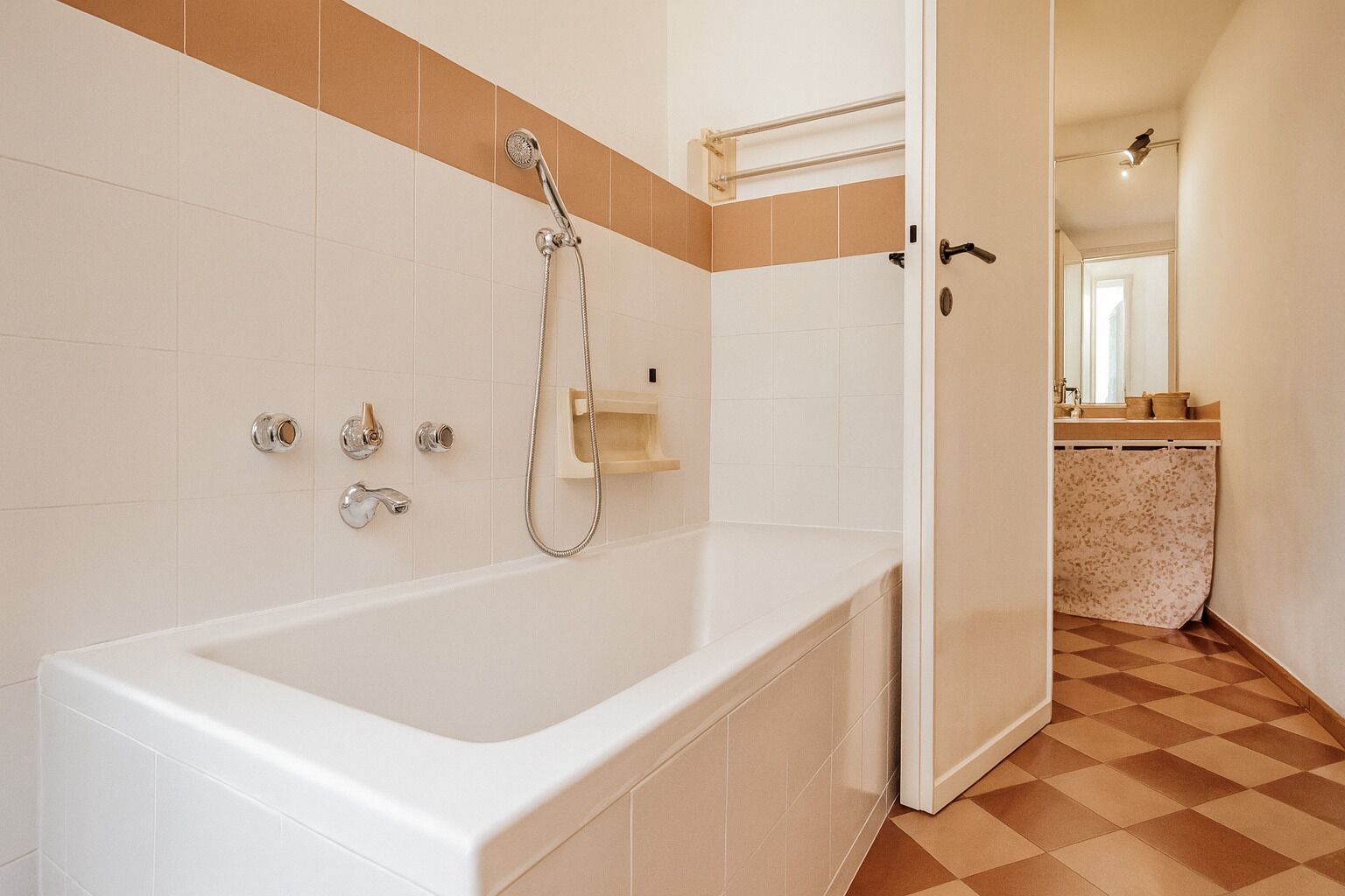 Ein Badezimmer mit einer Badewanne, einer Dusche und einem WC.