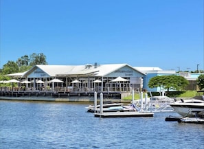 Marina - Walk to Golf Course, Lagoon Pool, Coastal Lux Home (Pelican Waters)