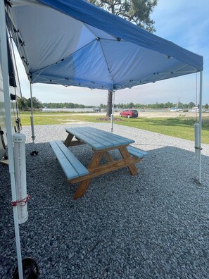 Outdoor dining - Family friendly marina offering a 2-bdr 5th wheel w/ full marina view (Bath)
