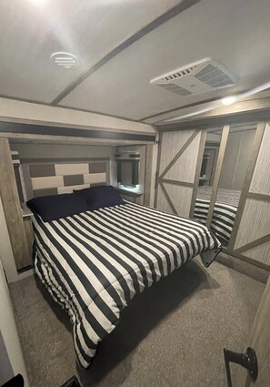 WiFi, bed sheets - Family friendly marina offering a 2-bdr 5th wheel w/ full marina view (Bath)