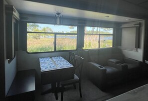 Living area - Family friendly marina offering a 2-bdr 5th wheel w/ full marina view (Bath)