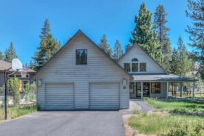 Exterior - Tucked beneath the towering pines on the peaceful (Sunriver)