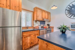 Køleskab, mikrobølgeovn, ovn, kogeplade