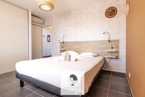 1 habitación, tabla de planchar con plancha, wifi y ropa de cama 