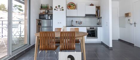 冰箱、微波炉、烤箱、炉灶