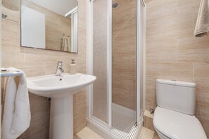 Badewanne, Haartrockner, Handtücher