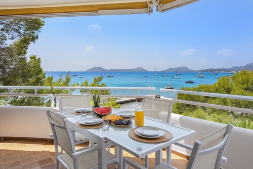 El Faro, frontline apartment with sea views, wifi