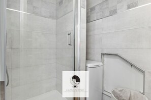 Doccia, asciugacapelli, asciugamani, sapone