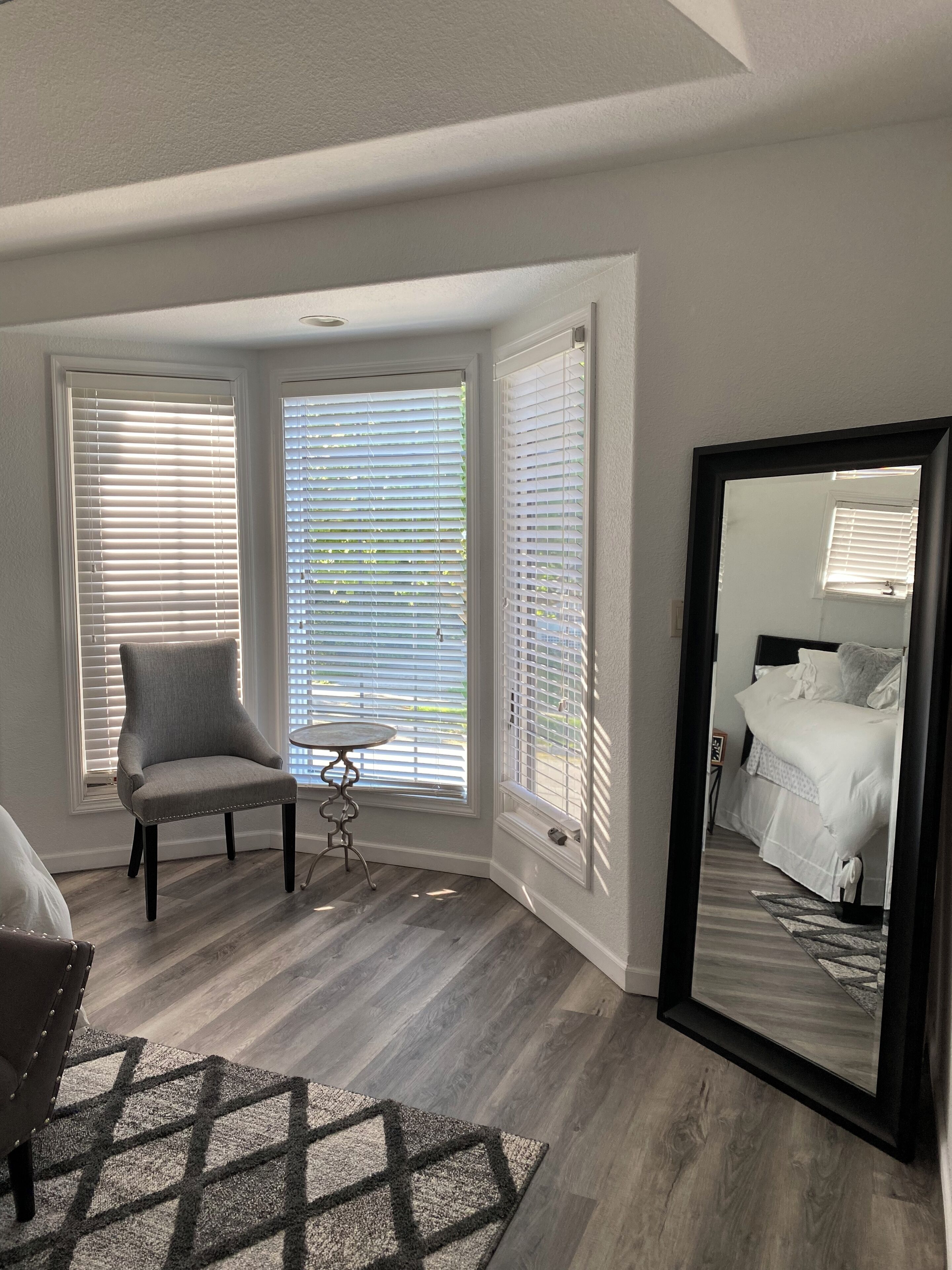 2 chambres, coffres-forts dans les chambres, fer et planche à repasser