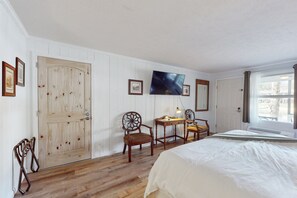 Internet, bed sheets - Dog-friendly lakefront condo with pool, canoes, & WiFi - in a perfect location (Flat Rock)