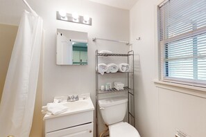 Towels - Dog-friendly lakefront condo with pool, canoes, & WiFi - in a perfect location (Flat Rock)