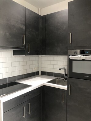 Geladeira, micro-ondas, fogão, cooktop